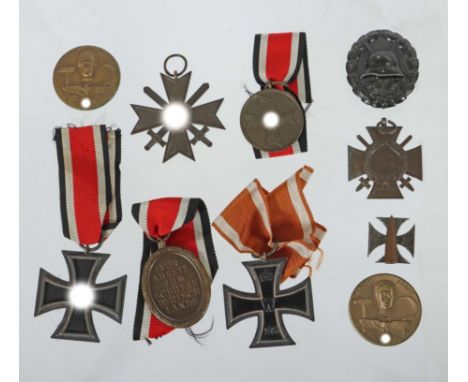Konvolut Orden/Abzeichen3. Reich, 2 x EK 2. Klasse, (1 x 1914, 1 x 1939); je am Band; 1 x Ehrekreuz des Weltkriegs mit Svhwer