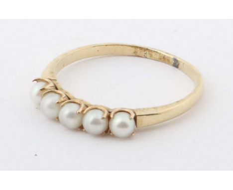 Zarter PerlringGelbgold 585, schmale Ringschiene, schauseitig besetzt mit 5 Perlchen (D: je ca. 3 mm), Feingehaltspunze sowie