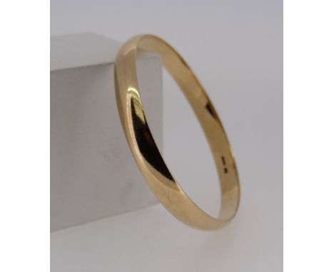 9CT GOLD PLAIN BANGLE, 24.4gmsThe bangle looks slightly bent out of shape.The internal diameter (left to right) 67mmThe inter