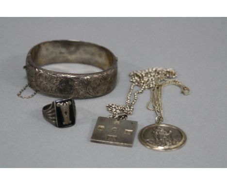A COLLECTION OF SILVER JEWELLERY, to include an oval hinged half engraved silver bangle, hallmarked silver, Birmingham 1961, 