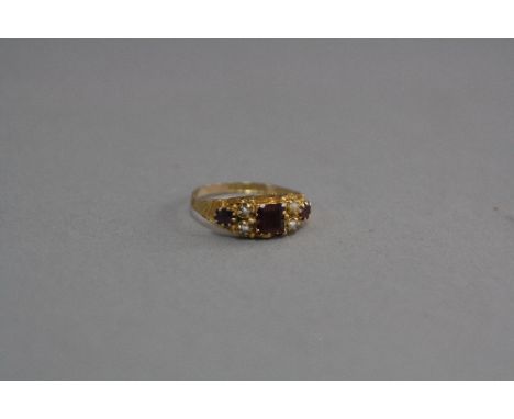 A VICTORIAN 9CT PEARL AND GARNET SET RING, ring size Q 