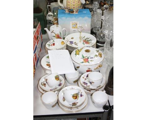 A ROYAL WORCESTER 'EVESHAM' PATTERN DINNER SERVICE, six settings (over 30 pieces)