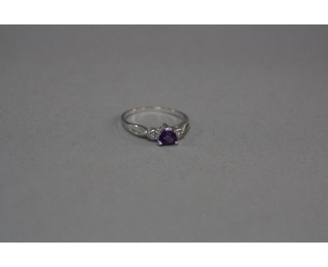 A 9CT WHITE GOLD AMETHYST HEART RING, ring size M