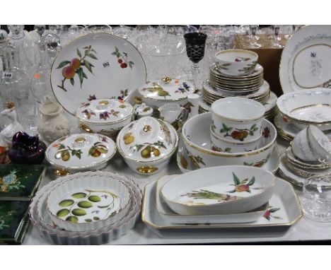 A ROYAL WORCESTER COMPREHENSIVE DINNER SERVICE, 'Evesham' pattern and 'Blind Earl' (over 35 pieces)