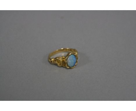 AN EARLY VICTORIAN 18CT GOLD RING, set with centre oval opal, ring size M