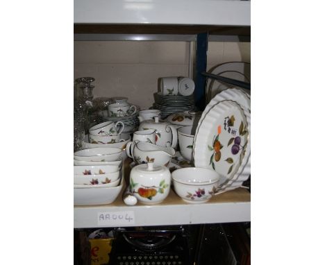 ROYAL WORCESTER 'EVESHAM' AND 'EVESHAM VALE' DINNER AND TABLEWARES, (over 50 pieces)