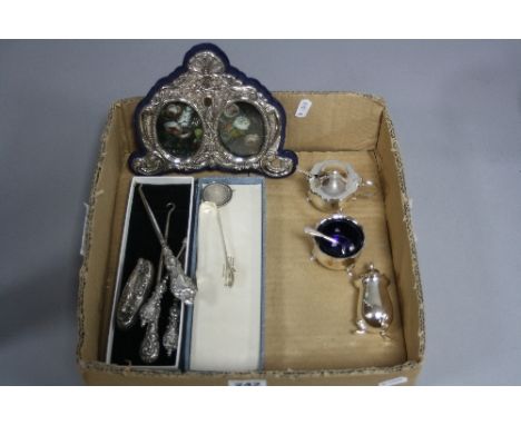 A MID 20TH CENTURY THREE PIECE SILVER CRUET SET, wavy rims, blue glass liners, cabriole feet, maker ALD, Birmingham 1957, 2.8