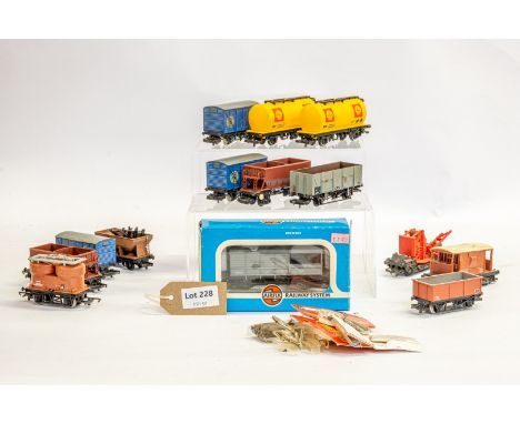 Manufacturer  - N/A | Description - Box of assorted railway items | Stock Code - N/A | Notes - None| Scale - N/A | Certificat