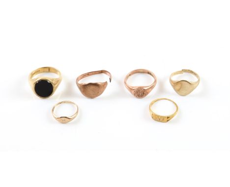 Six signet rings, including, a rectangular shaped one in 18 ct yellow gold, size N 1/2, an oval onyx signet ring, size V, a r