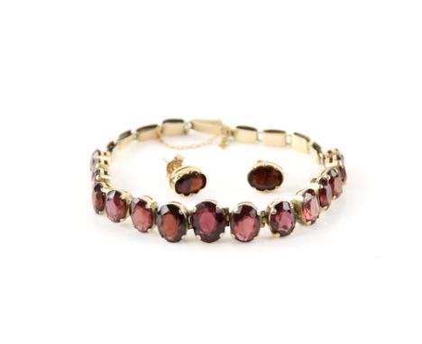 Vintage garnet bracelet, set with fifteen oval cut garnets in a claw setting, with a clip clasp and safety chain, also with a