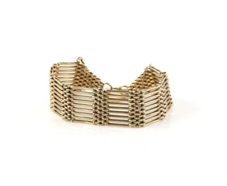 Vintage gate bracelet, with wide links, 2cm across, a heart padlock clasp, in 9 ct yellow gold, length 18 cmCondition Report: