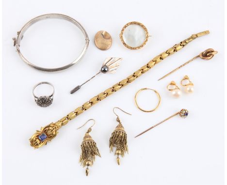 Mixed jewellery, featuring a mother of pearl brooch with an 18 ct yellow gold mount, diameter 2.6cm, a pair of drop earrings 