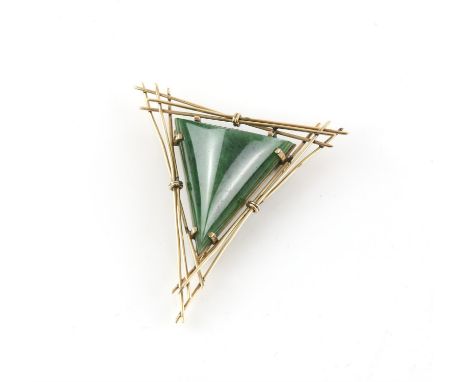 Vintage brooch/pendant with green quartz, triangular green quartz stone in a geometric setting, in tested 9 ct gold, 5.5 x 5.