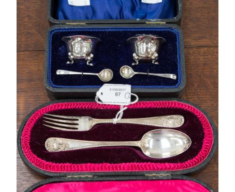 Cased silver salts, having Bristol blue liners, and two silver salt spoons, Birmingham 1944, approx weight 1.13ozt, with a ca