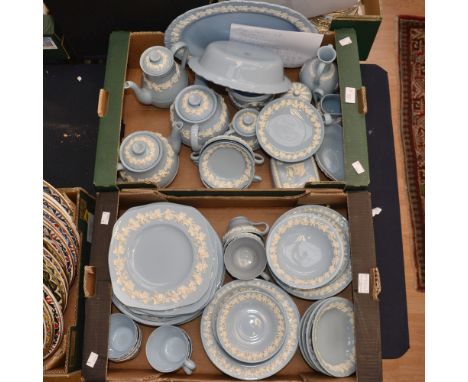 A Wedgwood Queensware part dinner and tea service, including teapots, meat plate, serving dish, etc 