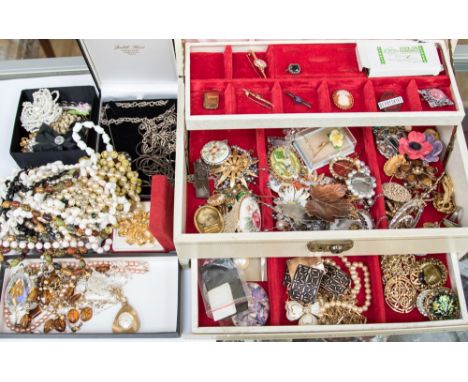 A jewellery box of costume jewellery with 9ct gold pendant, a 9ct gold bar brooch, assorted silver and white metal, also incl