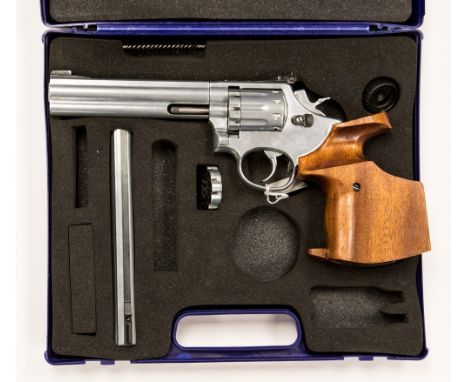 Umarex Smith & Wesson 586 Revolver Custom Air Pistol. 4.5mm cal. In blue plastic S&W case with spare barrel and cylinder.