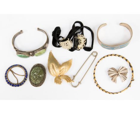 A Chinese carved spinach jade brooch in Chinese white metal surround a/f, an elephant hair bracelet wrapped in yellow metal, 