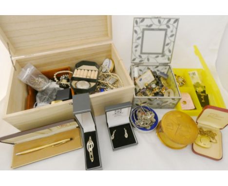 Quantity of decorative and costume-related jewellery to include Rennie Mackintosh-themed boxed jewellery, chains, locket, bra