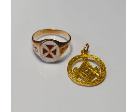 9ct gold and enamel Masonic ring, size W, 5.6g gross, and a 9ct gold Masonic chapter ring pendant, 1.9g.&nbsp; (2)