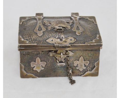 Edwardian hammered silver trinket box, hinged with applied cartouche, strapwork and fleur-de-lys motifs, felt-lined interior,