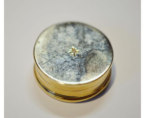9ct gold cylindrical patch box with tiny diamond, 1938, 24mm, 9g gross.