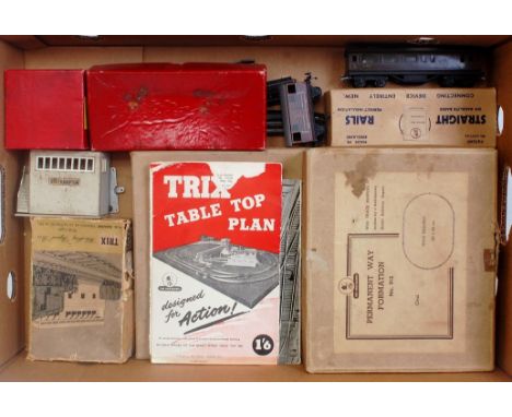Tray of Trix Twin items, 3 x no. 915 permanent way formation, one box 420/1 straight rails, 276 whistling signal box (A) (BP)