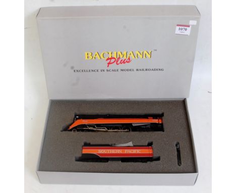A Bachmann Plus H0 Southern Pacific 4-8-4 (GS4 Daylight) engine and tender (G-BG)