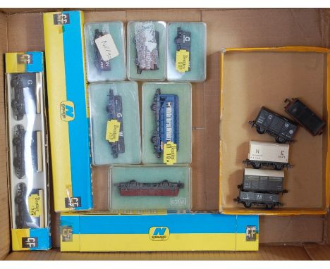 Box containing 17 boxed and loose goods wagons of mixed periods (G-BG), Peco and Farish noted and a Farish GWR early period p