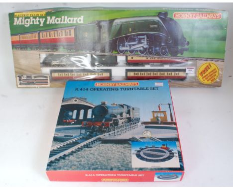 A Hornby R542 Mighty Mallard train set containing BR lined green class A4 engine and tender, 3 red/cream early type Gresley c