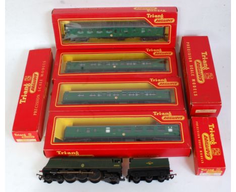 Tray containing Triang R3565 and R38 "Winston Churchill" engine and tender, would benefit from cleaning (G-BG), 2 x R622, 2 x