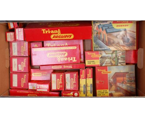 Tray of earlier and later Triang accessories including R582 modern ticket office, R146 modern engine shed, R454 upper floor c