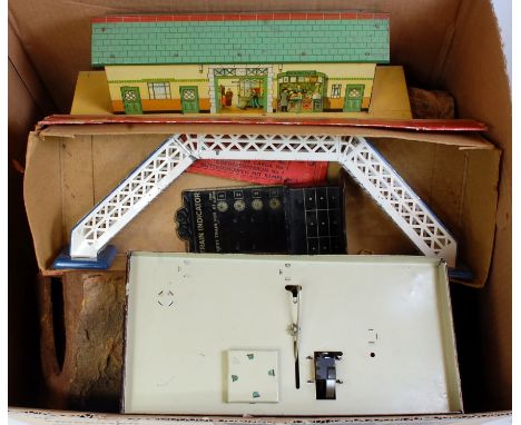 Large tray of mainly Hornby items: No.1 footbridge white/blue; No.4 curved tunnel; No.1 straight tunnel; No.2 signal cabin; N