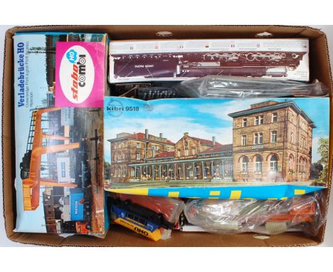 Box containing various sundry items of kits and bits, EggerBahn loco and 3 coaches, Trix 3-rail 0-6-2 tank engine, etc (a/f)