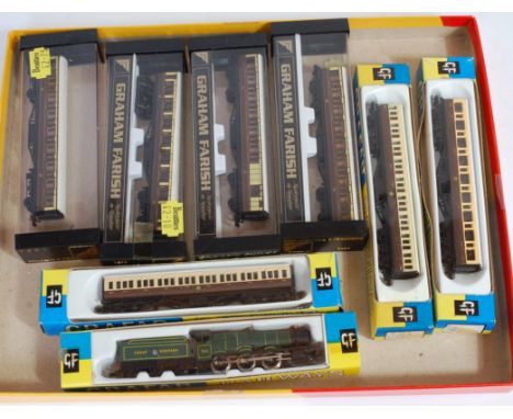 7 Graham Farish N gauge bogie coaches, GWR livery, 2 with loose wheels or bogies (G-BG), and an early series GW 'Burton Agnes