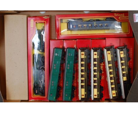 Tray containing 4 Triang medium length Pullman cars: Mary, Jane, Anne and Car No. 79 all with red table lamps, 2 SR green uti