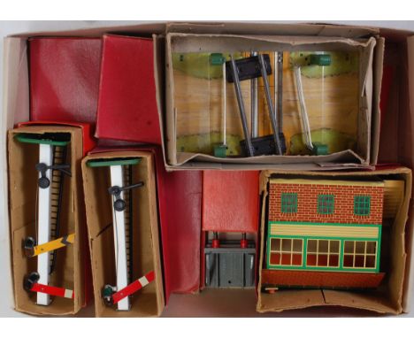 Tray containing Hornby O gauge postwar items 1955/7 No. 2 signal cabin, orange roof (VG-BG), 1950/4 No. 2 Home signal white l