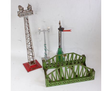 A large tray of larger gauge Lionel accessories including green girder bridge (F), floodlight tower No. 92 (F), automatic sem