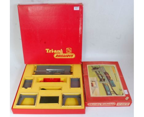 Triang R161 operating hopper car set appears complete (G-BG) with Hornby R403 operating ore wagon set, appears complete (G-BG