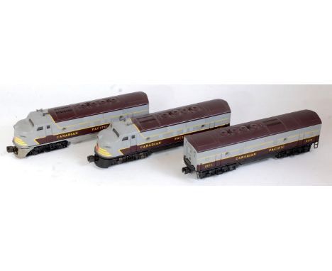 Lionel 3-car Canadian Pacific set No. 2373 comprising diesel power car, trailer car and centre engine car (E)Condition: Both 
