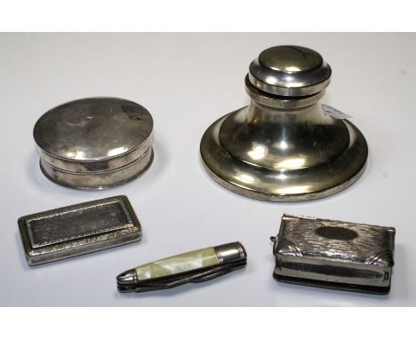 A 1904/05 hallmarked round silver box plus early 18th century snuff box plus fruit knife, ink well and vesta case in silver p