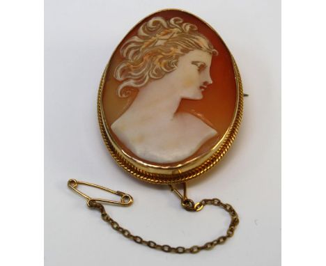 A gold mounted oval Cameo brooch, depicting bust portrait of a lady, ropetwist border, 12.0g