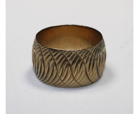 a 9ct gold hallmarked decorative band ring (1971), size R, approx. weight 9g