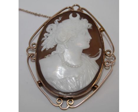 A 9ct rose gold mounted oval Cameo brooch depicting bust portrait of a lady, in scroll mount, 13.6g