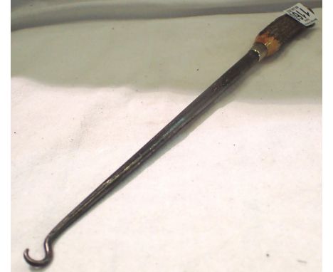 Late Victorian antler handle boot button hook, H: 35 cm. P&amp;P Group 1 (£14+VAT for the first lot and £1+VAT for subsequent
