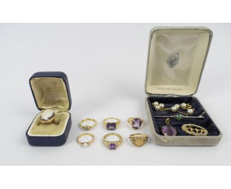 A COLLECTION OF ASSORTED JEWELLERY, comprising two amethyst gold rings, a cultured pearl ring, a cultured pearl bracelet, a c