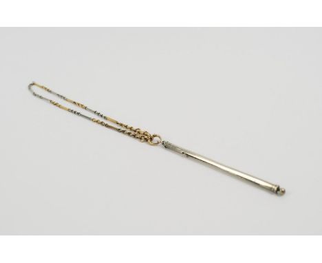 AN 18CT YELLOW AND WHITE GOLD BAR AND ROPE TWIST CHAIN, 35cm long, fitted with a silver swizzle stick, gold weight 12 grams. 