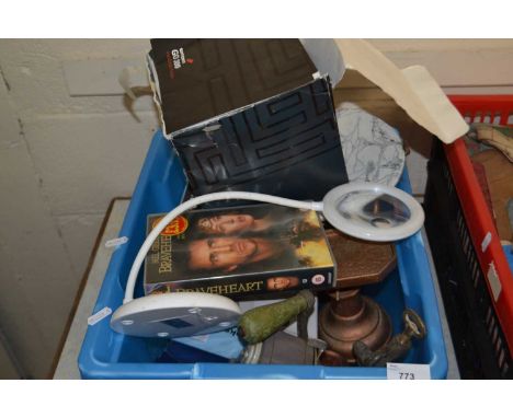 Mixed Lot: Scales and weights, TomTom and other items