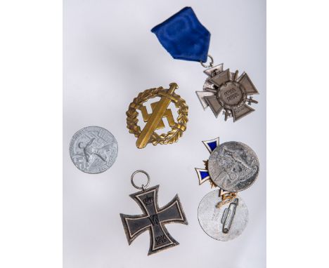 8-teiliges Konvolut von Orden u. Ehrenzeichen (1. u. 2. WK), bestehend aus: 1x EK. 2 -1914 m. Herst., 1x silbernes Abz. "für 