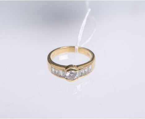 Damenring 750 GG, besetzt m. 1 Brillant von ca. 0.42 ct/vs2/E-F u. 8 Brillanten imBaguette-Schliff von zus. ca. 1.25 ct/vvs1-